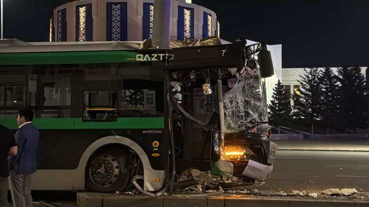 В Астане девочка лишилась ног в ДТП — нужна помощь