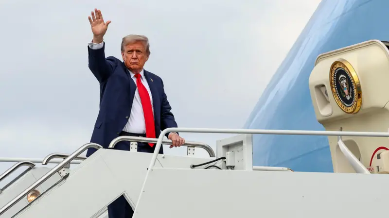 Трамп возвращается в Вашингтон