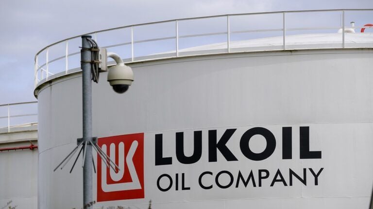 Санкции США в действии: «Лукойл» продает все зарубежные активы