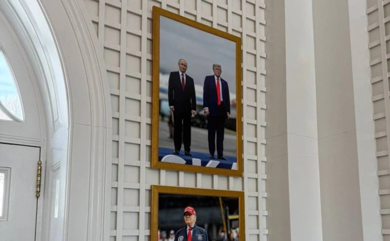 Трамп повесил в Белом доме фото с Путиным с Аляски