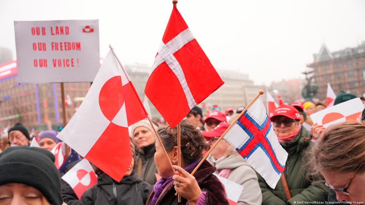 «Тарт қолыңды Гренландиядан»: Данияда АҚШ-қа қарсы наразылық өтіп жатыр