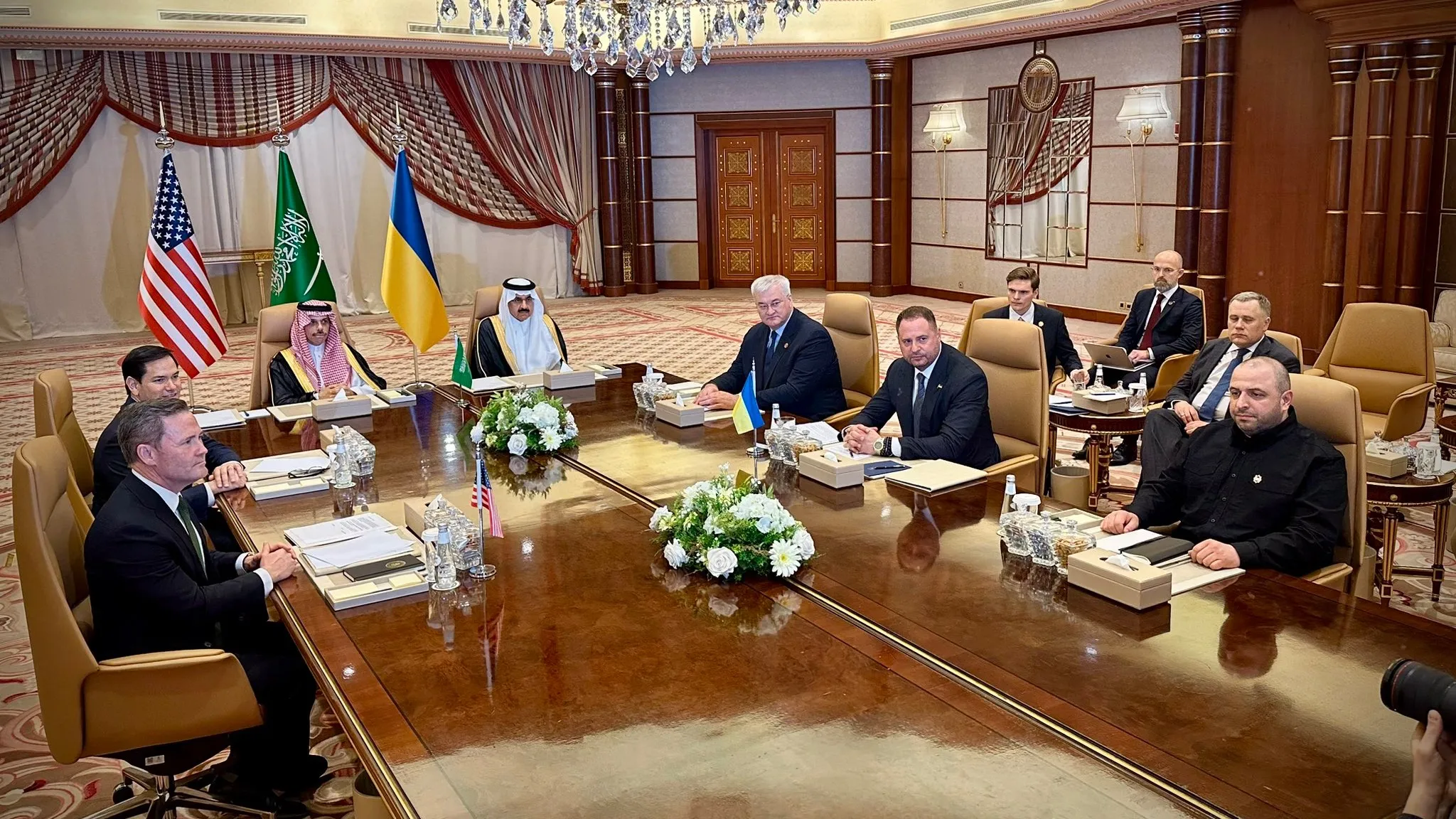 Скрывая локацию: состоялся первый раунд переговоров России, США и Украины